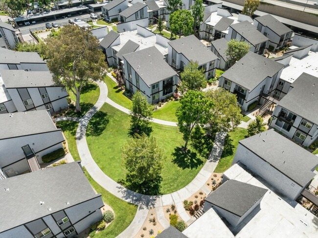 Building Photo - Highland Pinetree Apartment Homes