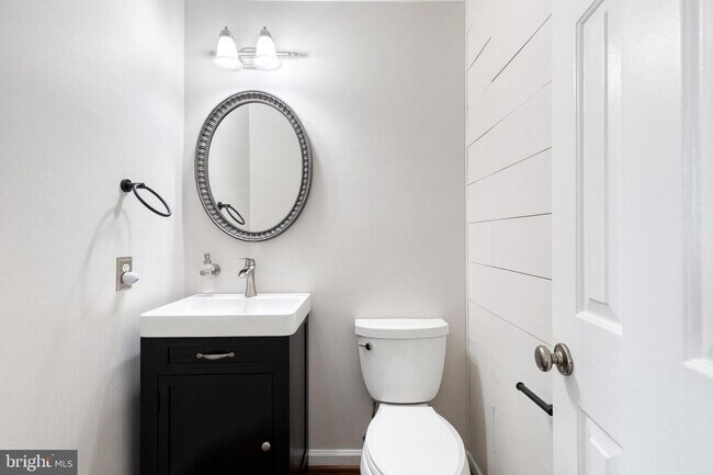 Foto del edificio - Beautifully Updated 3bd 2/2bth Brick-Front...