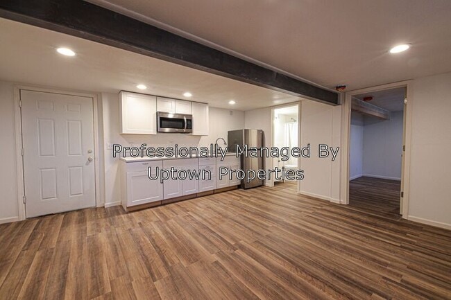 Building Photo - 9836 N Clarendon Ave