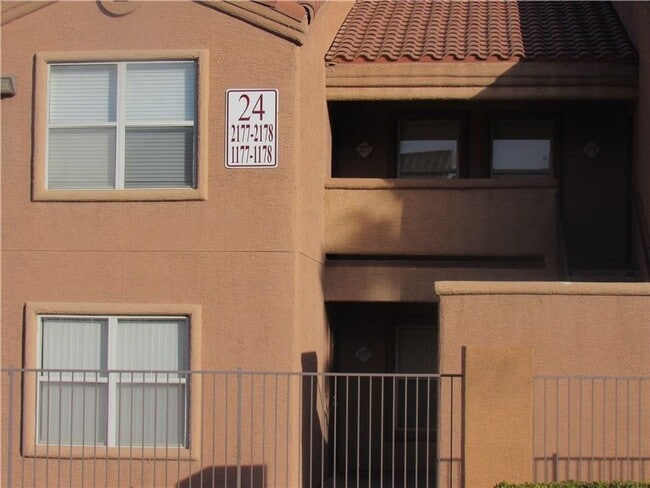 Building Photo - COZY 2 BEDROOM 2 BATH IN GATED SW COMMUNITY!