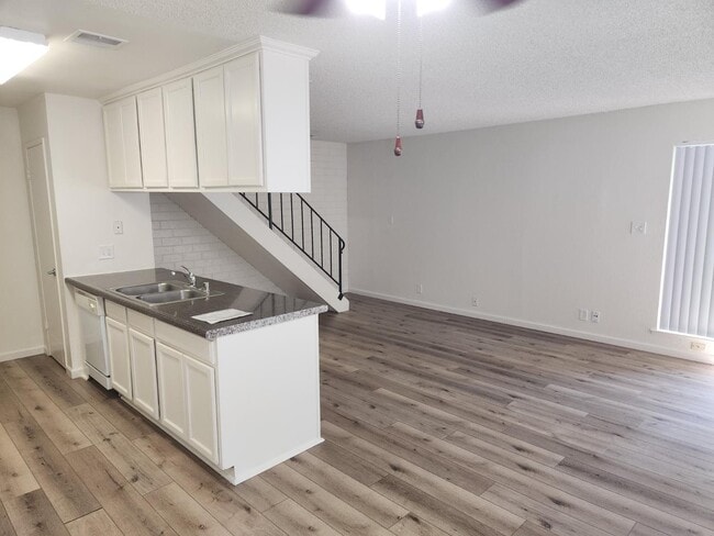 Building Photo - 431 W Santa Ana Ave