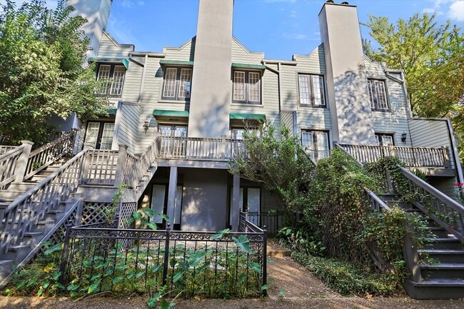 Building Photo - 1330 Roxbury Ct