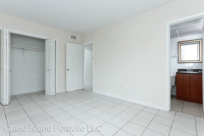 Building Photo - Studio, 1 bath Apartment - 2350 NE 173 Street