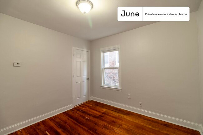 Foto del edificio - Private bedroom in 4 bed/1 bath Home