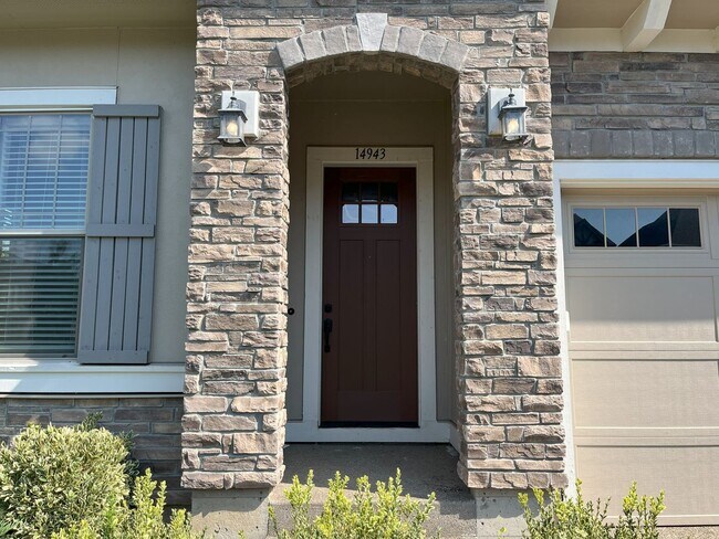 Foto del edificio - Spacious 4-Bedroom Corner Lot Home with El...