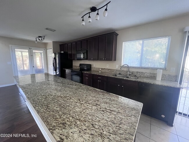 Foto del edificio - 2400 Cypress Springs Rd
