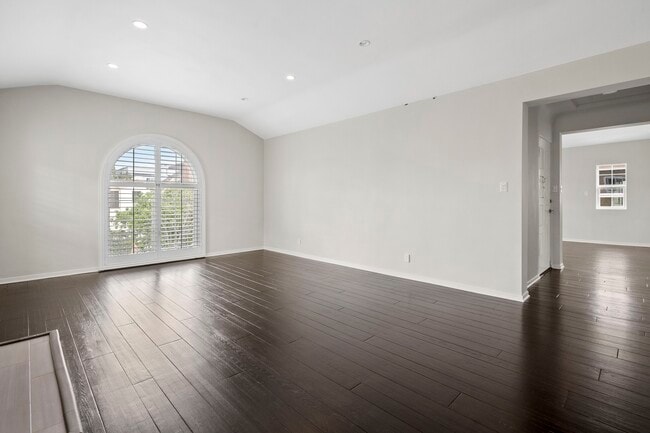 Sala de estar que conduce al comedor. - 7930 W 4th St