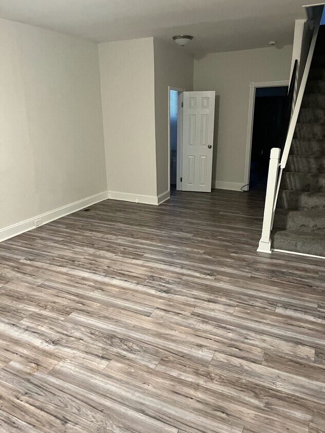 Foto principal - 644 W Russell St