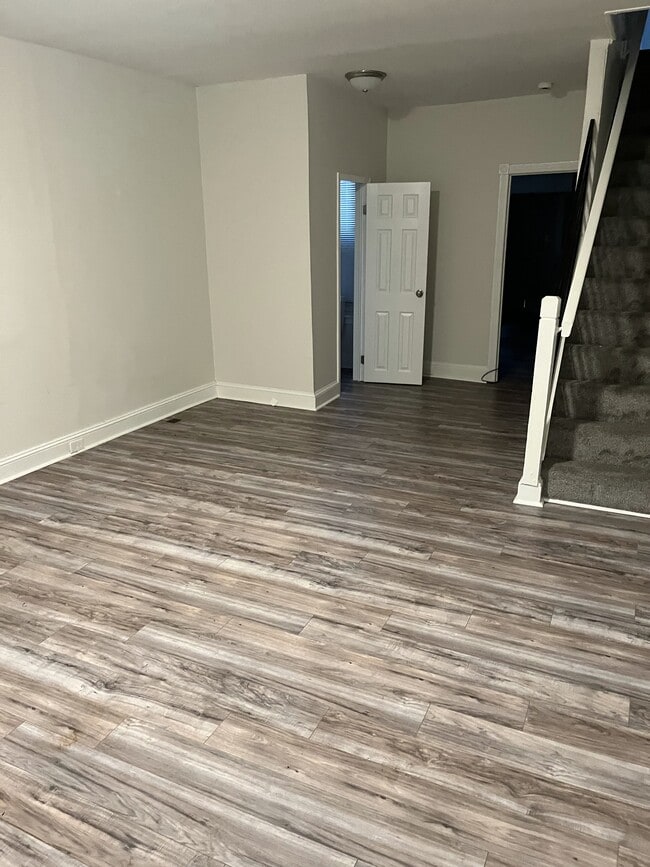 Building Photo - 644 W Russell St