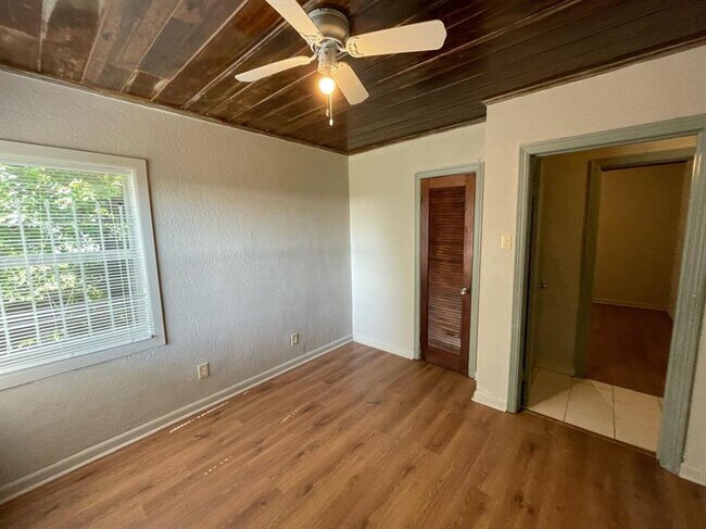 Building Photo - 1904 Ave K