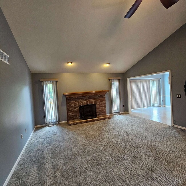 Building Photo - 3 Bedroom, 2 Bathroom Brick Ranch w/ Overs...