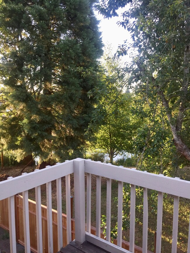 Foto del edificio - Recently Remodeled Two Bedroom Apartment With Canal Views and Private Balcony!