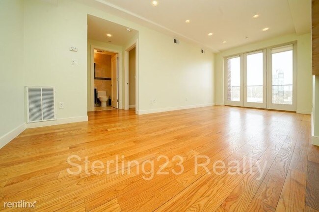 Building Photo - 2740 Hoyt Ave S