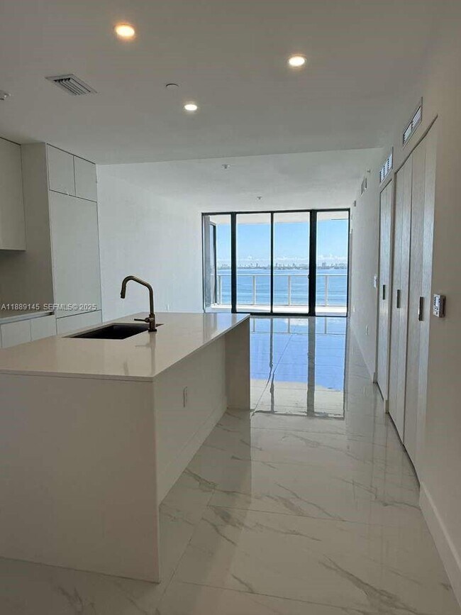 Foto del edificio - 700 NE 24th St