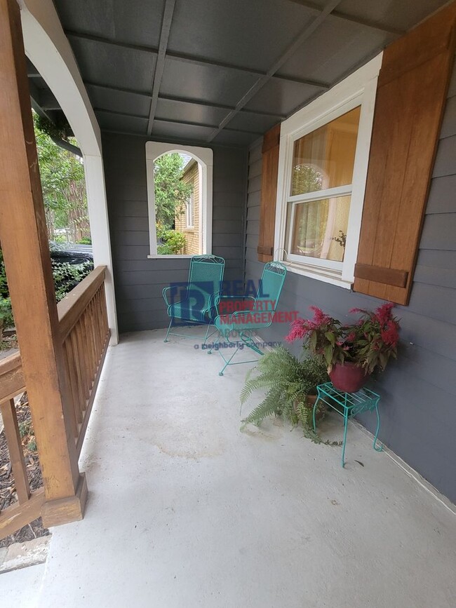 Building Photo - Month to Month, Furnished!