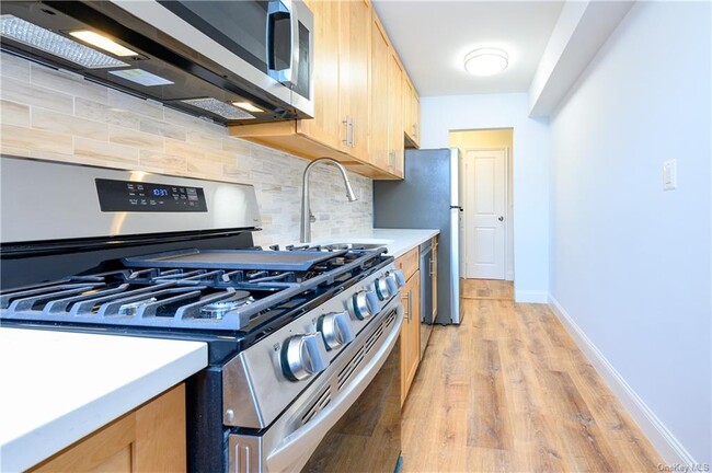 Building Photo - 3 Sadore Ln
