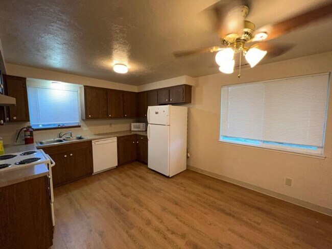 Building Photo - 2 bedroom duplex, 1 bath duplex