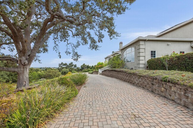 Building Photo - Luxurious Estate in Los Altos Hills Availa...