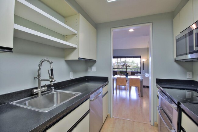 Building Photo - 724 Oak Grove Ave