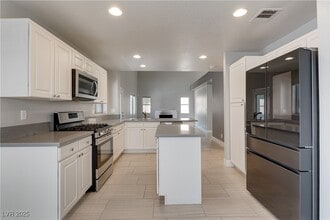 Building Photo - 20 Fantasia Ln