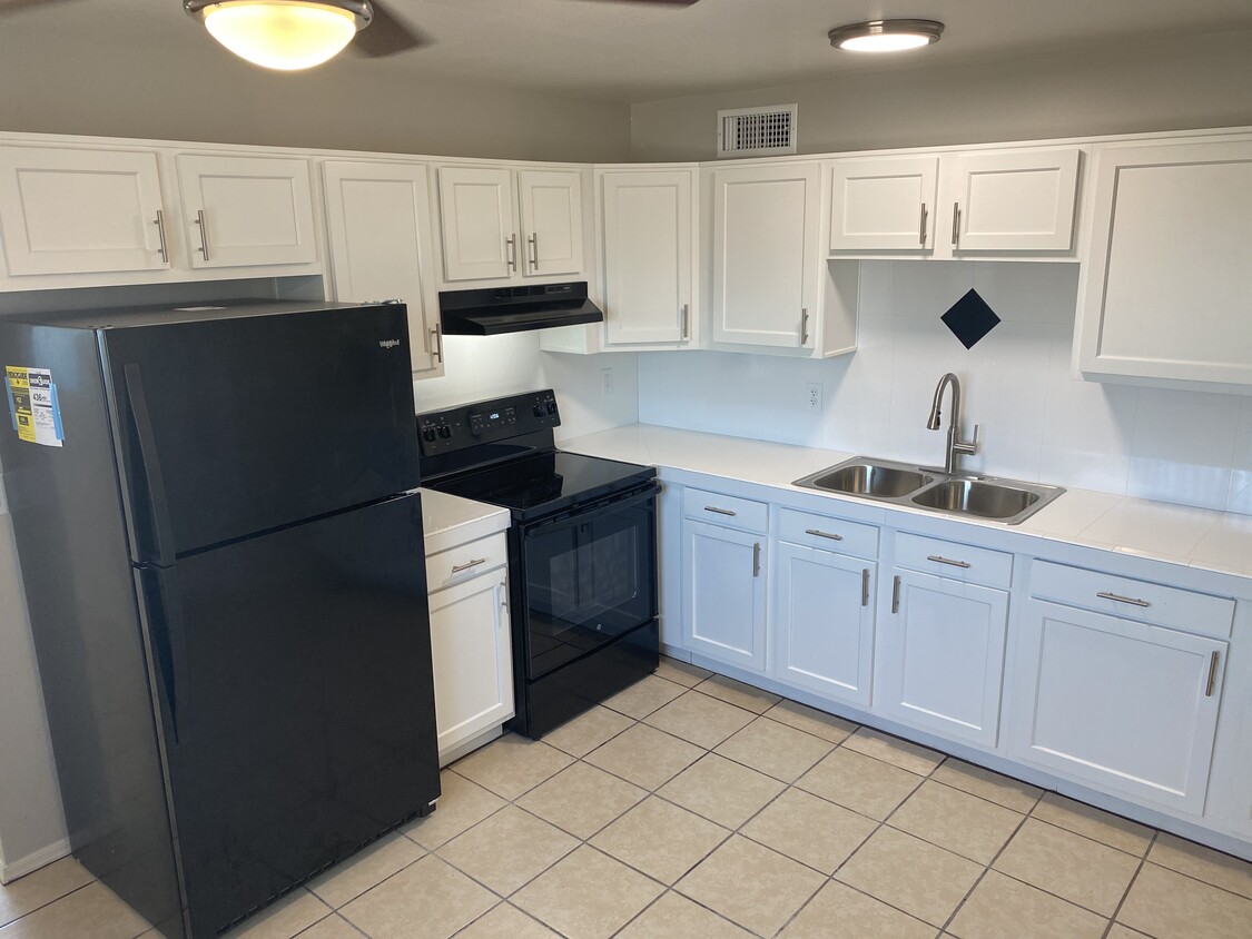 Primary Photo - 7024 N 76th Ave