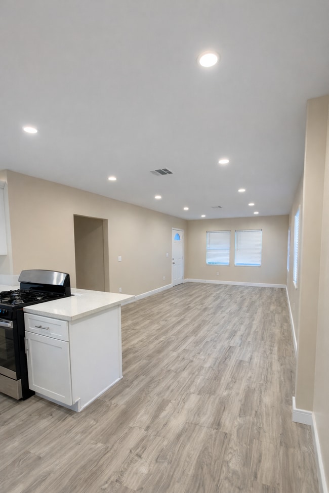 Building Photo - 14436 Carlsbad St