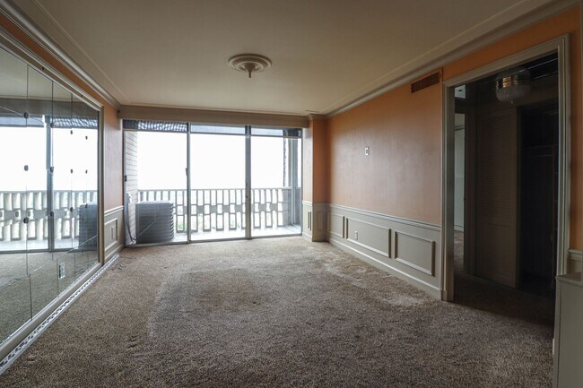Building Photo - Liberty Towers condo