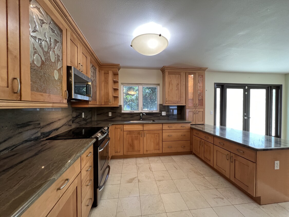 kitchen to left side entry - 742 Hoawa St