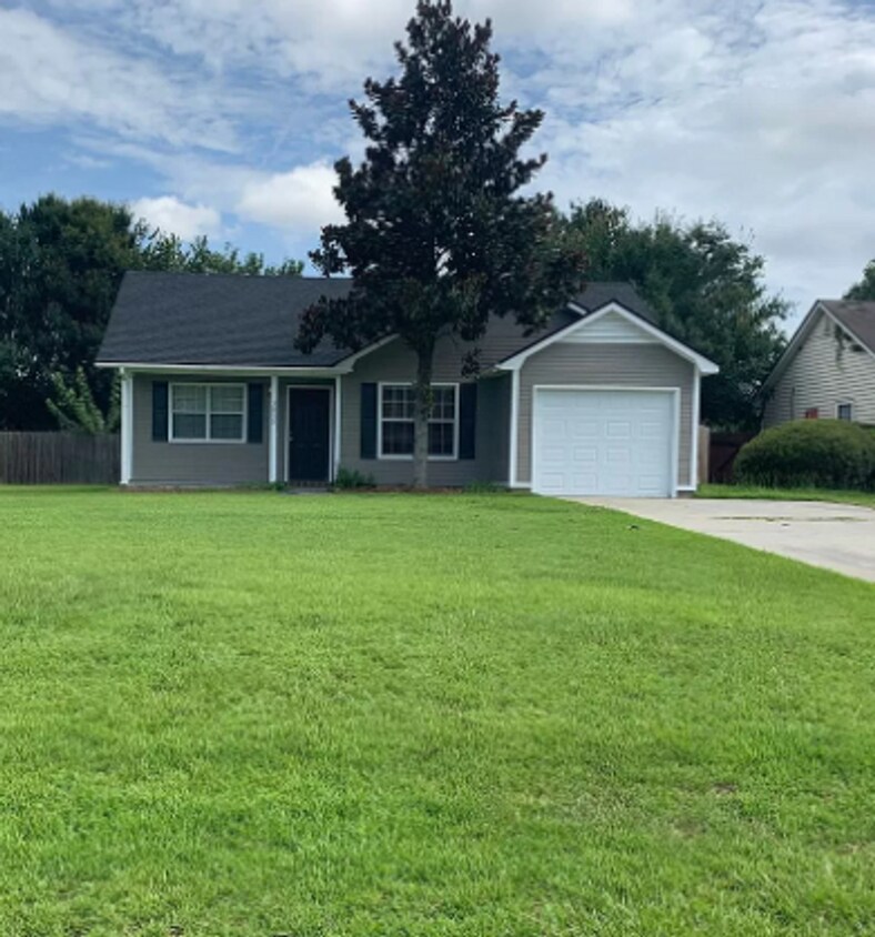 Primary Photo - 3 bedroom/2 bathroom home