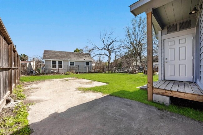 Building Photo - 214 N Hagerman St