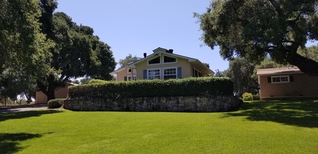 Building Photo - Country Home in Park Like Setting