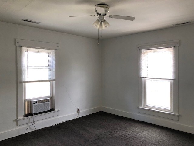 Living room - 906 S Mulberry St