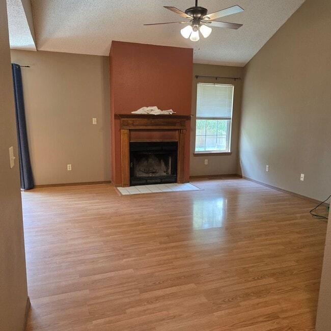 Building Photo - Great 3 bed 2 bath with a 2 car garage