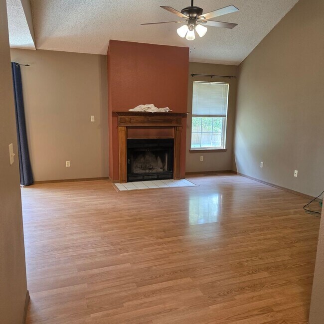 Foto del edificio - Great 3 bed 2 bath with a 2 car garage