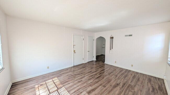 Foto del edificio - 5825 Sunshine Dr