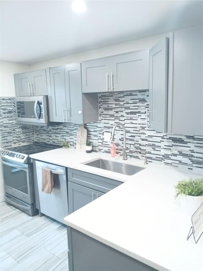 Building Photo - 4170 Inverrary Dr