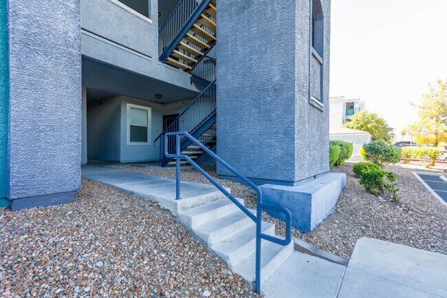 Foto del edificio - 2 Suite 1st Floor Condo In Gated Northwest...