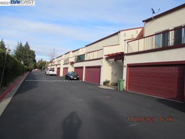 Building Photo - 4040 Handel Common