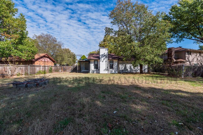 Building Photo - 1613 N Stoney Point St