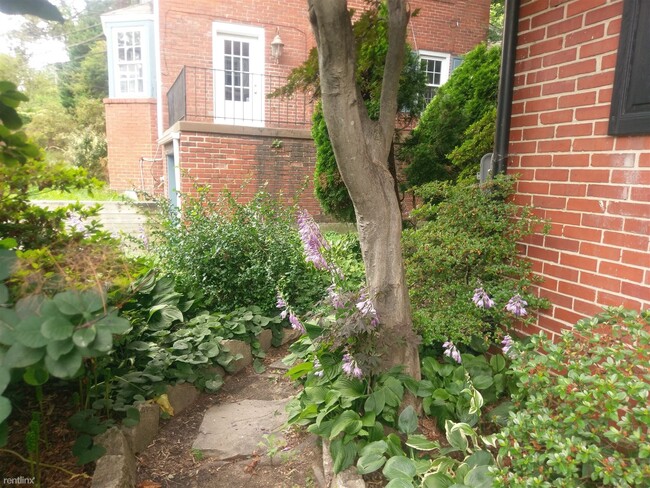 Building Photo - 2 br, 1 bath Duplex - 502 West Joppa Road 2