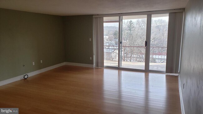 Building Photo - 2212 Forest Ln