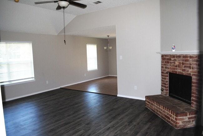 Building Photo - 305 N Elm St