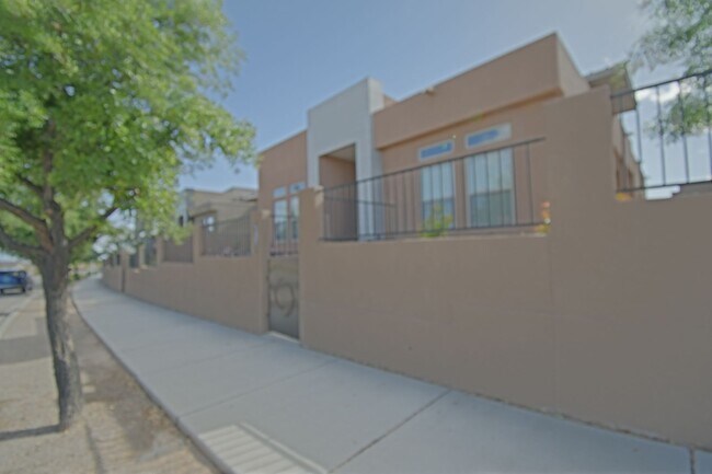 Foto del edificio - 5413 E Village Rd NE