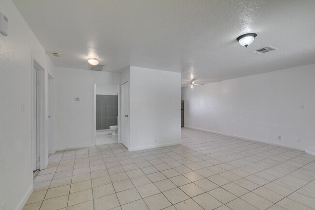 Building Photo - 6987 Mendon Ln