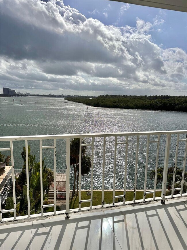 Foto del edificio - 500 Bayview Dr