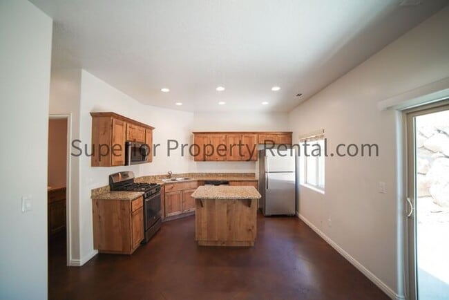 Building Photo - 3 bed, 2.5 bath town house