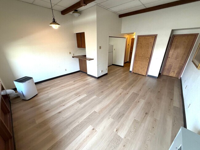 Foto del edificio - 106 E Broadway St