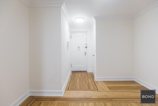 Building Photo - 214 E 51st St