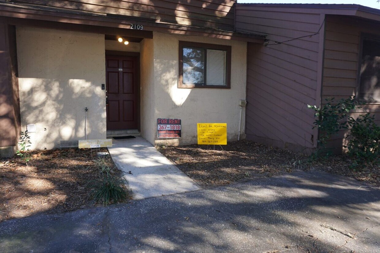 Primary Photo - 2 Bedroom 2.5 Bath Townhome