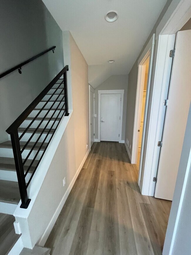 Foto del edificio - Comfort and Convenience Await: Spacious 3-...